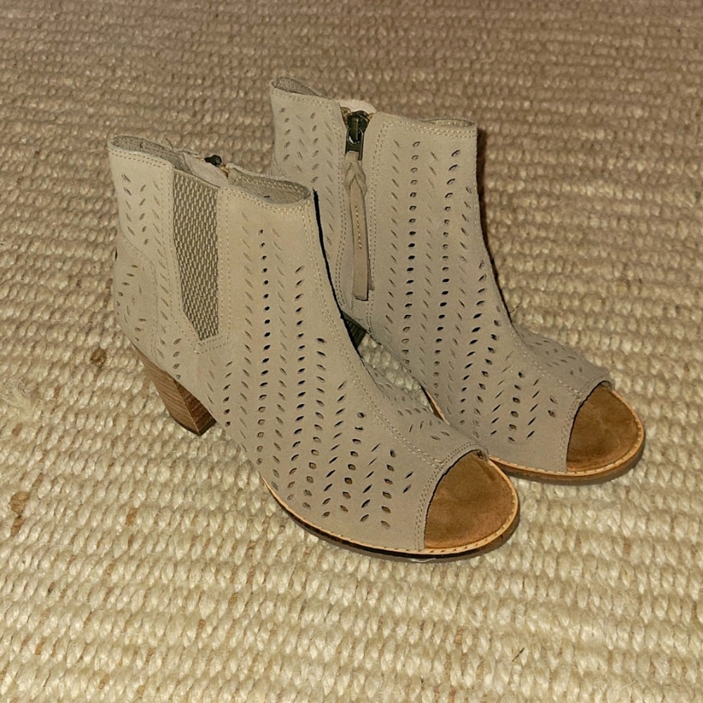 Like New - Tom's Tan Leather Bootie